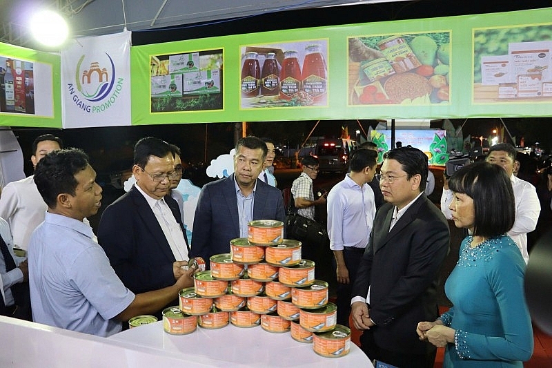 ពិធីបើកពិព័រណ៍ពាណិជ្ជកម្ម OCOP នៅតំបន់ព្រំដែនវៀតណាម-កម្ពុជា