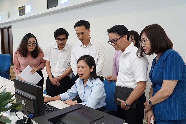 គណៈប្រតិភូមកពីក្រសួងវិទ្យាសាស្ត្រ និងបច្ចេកវិទ្យាបានធ្វើការស្ទង់មតិនៅមជ្ឈមណ្ឌលសេវារដ្ឋបាលសាធារណៈខេត្តក្វាងនិញ។