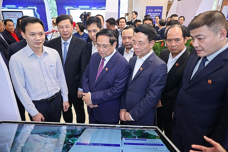 លោកនាយករដ្ឋមន្ត្រី ផាម មិញឈីញ អញ្ជើញទស្សនាស្តង់តាំងពិព័រណ៍នៅក្នុងសន្និសីទ។