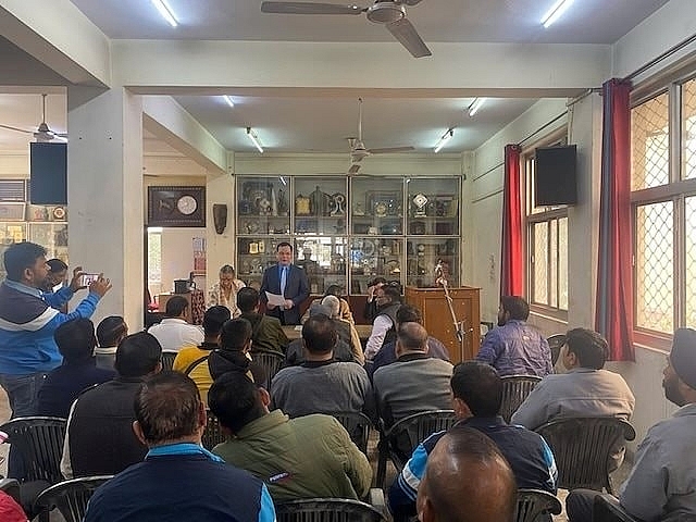 លោក Nguyen Dinh Khang បានចូលរួមក្នុងវគ្គផ្លាស់ប្តូរយោបល់ជាមួយសហជីពពាណិជ្ជកម្មនៃឧស្សាហកម្មក្រោម AITUC។