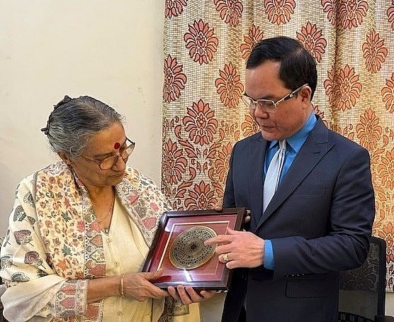 លោក ង្វៀន ឌិញ ខាង បានប្រគល់អំណោយរំលឹកដល់លោកស្រី អាម៉ាជីត កួរ អគ្គលេខាធិការនៃសហព័ន្ធសហជីពទូទាំងប្រទេសឥណ្ឌា។