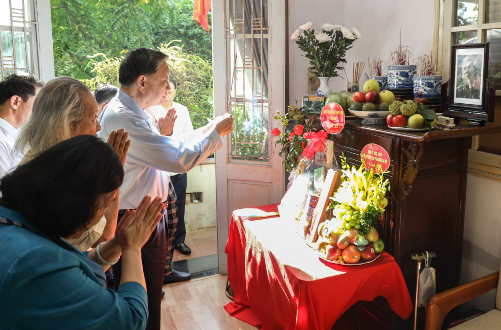អគ្គលេខាបក្ស ប្រធានរដ្ឋវៀតណាម រំលឹកគុណូបការៈរបស់បណ្ដាអតីតសិល្បករ