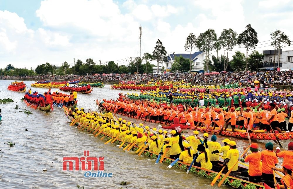 រៀបចំពិធីបុណ្យអុំទូកនៅខេត្ត Soc Trang