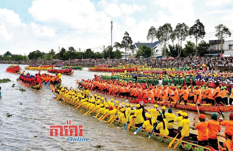 រៀបចំពិធីបុណ្យអុំទូកនៅខេត្ត Soc Trang
