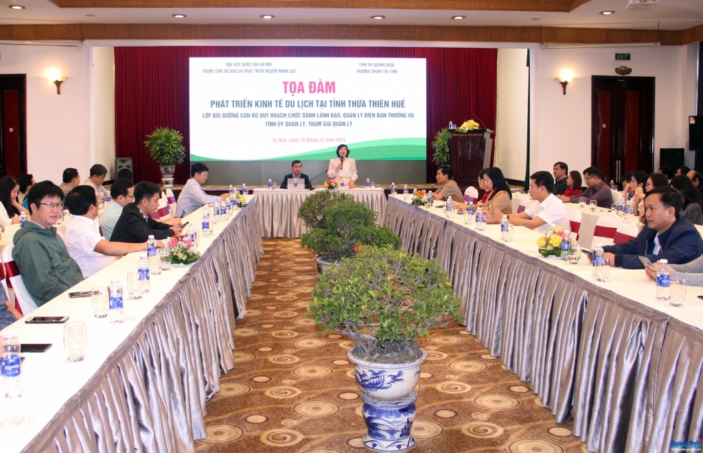 Sáng 10/12, Trường Chính trị tỉnh phối hợp với Đại học quốc gia Hà Nội tổ chức tọa đàm phát triển kinh tế du lịch tại tỉnh Thừa Thiên Huế. Dự buổi tọa đàm có gần 200 học viên là cán bộ quy hoạch chức danh lãnh đạo, quản lý diện Ban Thường vụ quản lý và tham gia quản lý tỉnh Quảng Ngãi đến nghiên cứu thực tế tại tỉnh Thừa Thiên Huế.