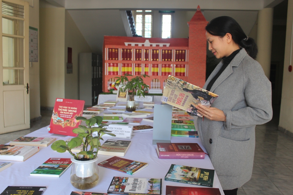 Kỷ niệm 79 năm Ngày Di sản Văn hóa Việt Nam 23/11 (1945 – 2024), Thư viện Lâm Đồng đã tổ chức trưng bày, giới thiệu với độc giả hơn 60 đầu sách về di sản văn hóa Việt Nam. Qua đó, đã giới thiệu sâu rộng những di sản văn hóa trên mọi miền đất nước được lớp lớp thế hệ người Việt sáng tạo nên trải qua hàng ngàn năm lịch sử. Kỷ niệm 79 năm Ngày Di sản Văn hóa Việt Nam 23/11 (1945 – 2024), Thư viện Lâm Đồng đã tổ chức trưng bày, giới thiệu với độc giả hơn 60 đầu sách về di sản văn hóa Việt Nam. Qua đó, đã giới thiệu sâu rộng những di sản văn hóa trên mọi miền đất nước được lớp lớp thế hệ người Việt sáng tạo nên trải qua hàng ngàn năm lịch sử.