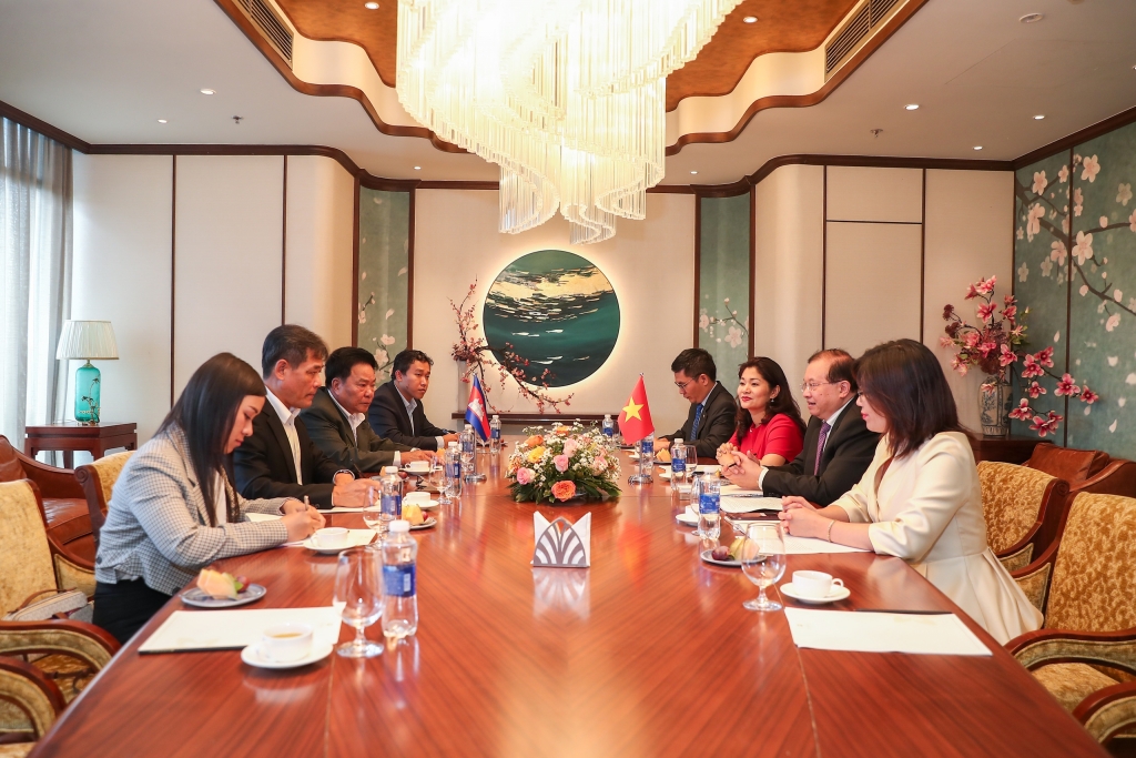 Chiều 3/9, nhân Chương trình “Du lịch, Điện ảnh và Thể thao – Tự hào bản sắc Việt” đang tổ chức tại TP Quy Nhơn (Bình Định), Thứ trưởng Bộ VHTTDL Tạ Quang Đông đã có buổi tiếp và làm việc với Quốc Vụ khanh, Bộ Văn hóa và Nghệ thuật Campuchia Ek Buntha.