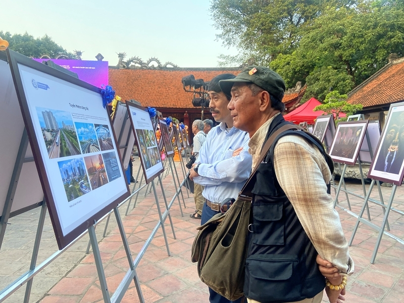 Chiều 6/10, Lễ khai mạc và trao giải Cuộc thi và triển lãm ảnh nghệ thuật Việt Nam năm 2024 đã diễn ra tại Di tích Quốc gia đặc biệt Văn Miếu - Quốc Tử giám, Hà Nội.  Phát biểu tại buổi Lễ, Thứ trưởng Bộ Văn hóa, Thể thao và Du lịch Tạ Quang Đông cho biết: Cuộc thi và Triển lãm Ảnh nghệ thuật Việt Nam năm 2024 được Bộ Văn hóa, Thể thao và Du lịch phối hợp với Ủy ban nhân dân thành phố Hà Nội, Ủy ban nhân dân tỉnh Thừa Thiên Huế và Hội Nghệ sĩ Nhiếp ảnh Việt Nam tổ chức.  Đây là hoạt động văn hoá nghệ thuật có ý nghĩa, thiết thực chào mừng kỷ niệm các ngày lễ lớn của đất nước, kỷ niệm 70 năm ngày Giải phóng Thủ đô (10/10/1954 - 10/10/2024).