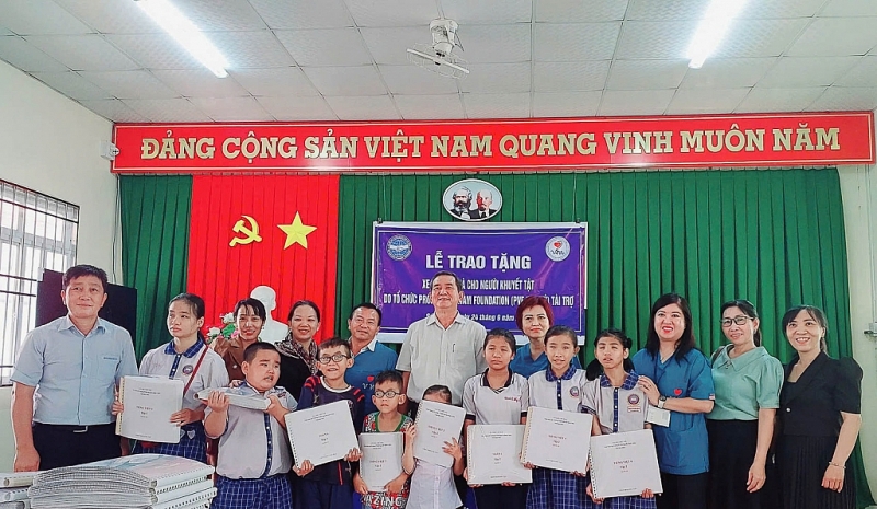 បរិច្ចាគរទេះរុញដល់ជនពិការ និងសៀវភៅសិក្សាសម្រាប់សិស្សពិការភ្នែកនៅ Soc Trang