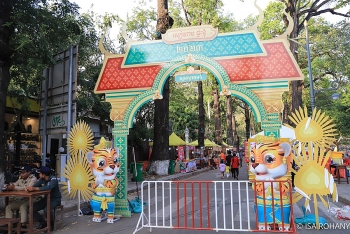 បំរើសេវកម្មហូបចុកនិងលក់វត្ថុអនុស្សាវរីយ៍លើកំណាត់ផ្លូវសងខាងស្ទឹង សៀមរាប