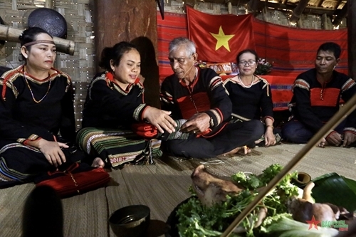 សម្រស់នៃពិធីចងសម្ព័ន្ធមេត្រីភាពរបស់ជនជាតិ E De សម្រស់នៃពិធីចងសម្ព័ន្ធមេត្រីភាពរបស់ជនជាតិ E De