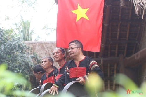 សម្រស់នៃពិធីចងសម្ព័ន្ធមេត្រីភាពរបស់ជនជាតិ E De សម្រស់នៃពិធីចងសម្ព័ន្ធមេត្រីភាពរបស់ជនជាតិ E De
