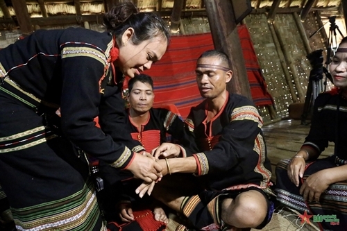 សម្រស់នៃពិធីចងសម្ព័ន្ធមេត្រីភាពរបស់ជនជាតិ E De សម្រស់នៃពិធីចងសម្ព័ន្ធមេត្រីភាពរបស់ជនជាតិ E De
