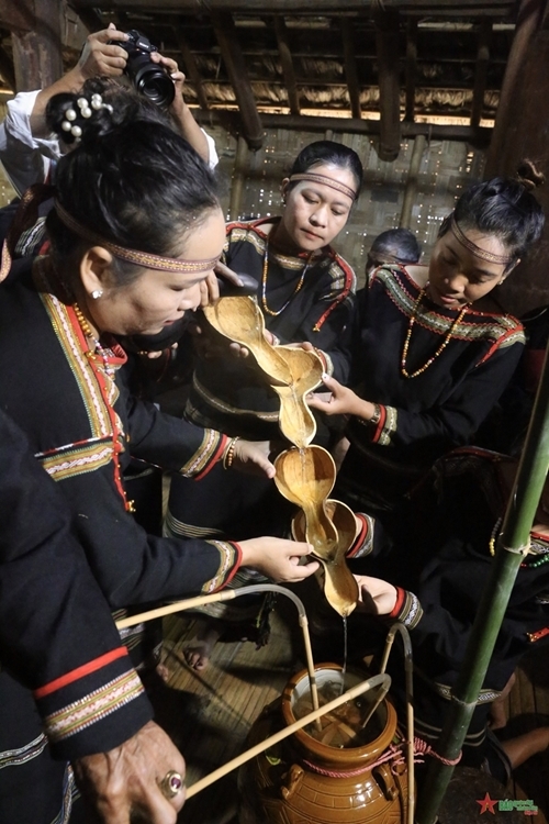 សម្រស់នៃពិធីចងសម្ព័ន្ធមេត្រីភាពរបស់ជនជាតិ E De សម្រស់នៃពិធីចងសម្ព័ន្ធមេត្រីភាពរបស់ជនជាតិ E De