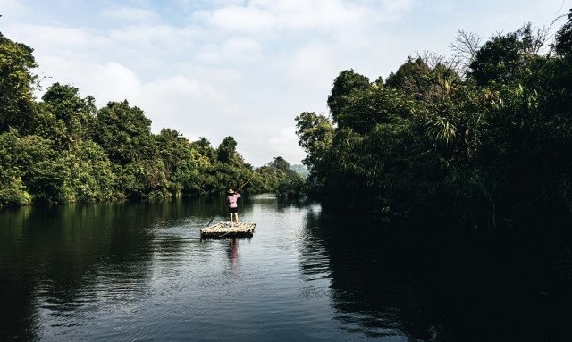 «ជិះក្បូនតាមស្ទឹង» ជាសេវាកម្មទេសចរណ៍ថ្មីនៅផ្ទះស្នាក់ចម្ការព្រៃ ក្នុងស្រុកថ្មបាំង
