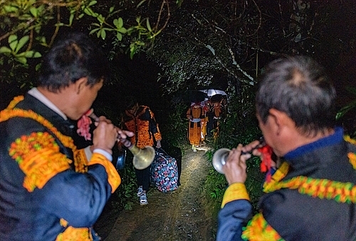 ពិធីមង្គលការពេលយប់របស់ជនជាតិ Dao Lu Gang វៀតណាម