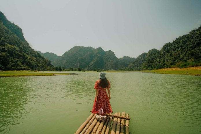 វង្វេងផ្លូវនៅក្នុងវាលស្មៅពណ៌បៃតងនៅ Dong Lam