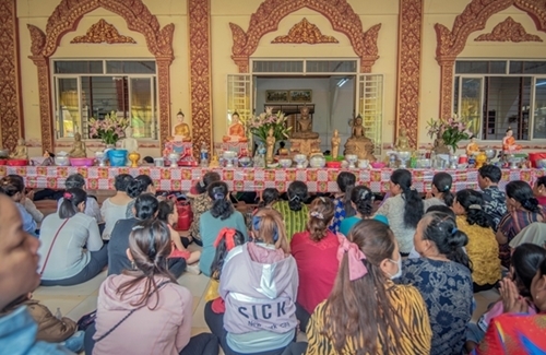 បងប្អូនជនជាតិខ្មែរនាំគ្នាទៅវត្តដើម្បីពូនភ្នំខ្សាច់ និងស្រង់ព្រះក្នុងឱកាសបុណ្យចូលឆ្នាំថ្មីប្រពៃណី បងប្អូនជនជាតិខ្មែរនាំគ្នាទៅវត្តដើម្បីពូនភ្នំខ្សាច់ និងស្រង់ព្រះក្នុងឱកាសបុណ្យចូលឆ្នាំថ្មីប្រពៃណី