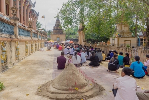 បងប្អូនជនជាតិខ្មែរនាំគ្នាទៅវត្តដើម្បីពូនភ្នំខ្សាច់ និងស្រង់ព្រះក្នុងឱកាសបុណ្យចូលឆ្នាំថ្មីប្រពៃណី បងប្អូនជនជាតិខ្មែរនាំគ្នាទៅវត្តដើម្បីពូនភ្នំខ្សាច់ និងស្រង់ព្រះក្នុងឱកាសបុណ្យចូលឆ្នាំថ្មីប្រពៃណី