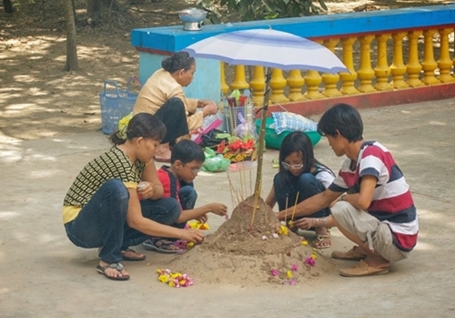 បងប្អូនជនជាតិខ្មែរនាំគ្នាទៅវត្តដើម្បីពូនភ្នំខ្សាច់ និងស្រង់ព្រះក្នុងឱកាសបុណ្យចូលឆ្នាំថ្មីប្រពៃណី បងប្អូនជនជាតិខ្មែរនាំគ្នាទៅវត្តដើម្បីពូនភ្នំខ្សាច់ និងស្រង់ព្រះក្នុងឱកាសបុណ្យចូលឆ្នាំថ្មីប្រពៃណី