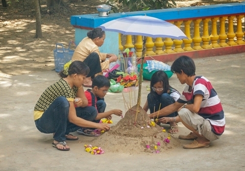 បងប្អូនជនជាតិខ្មែរនាំគ្នាទៅវត្តដើម្បីពូនភ្នំខ្សាច់ និងស្រង់ព្រះក្នុងឱកាសបុណ្យចូលឆ្នាំថ្មីប្រពៃណី