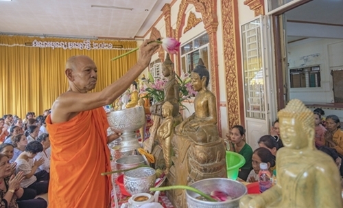 បងប្អូនជនជាតិខ្មែរនាំគ្នាទៅវត្តដើម្បីពូនភ្នំខ្សាច់ និងស្រង់ព្រះក្នុងឱកាសបុណ្យចូលឆ្នាំថ្មីប្រពៃណី បងប្អូនជនជាតិខ្មែរនាំគ្នាទៅវត្តដើម្បីពូនភ្នំខ្សាច់ និងស្រង់ព្រះក្នុងឱកាសបុណ្យចូលឆ្នាំថ្មីប្រពៃណី