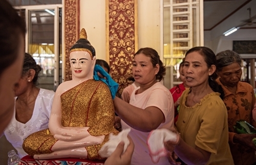 បងប្អូនជនជាតិខ្មែរនាំគ្នាទៅវត្តដើម្បីពូនភ្នំខ្សាច់ និងស្រង់ព្រះក្នុងឱកាសបុណ្យចូលឆ្នាំថ្មីប្រពៃណី បងប្អូនជនជាតិខ្មែរនាំគ្នាទៅវត្តដើម្បីពូនភ្នំខ្សាច់ និងស្រង់ព្រះក្នុងឱកាសបុណ្យចូលឆ្នាំថ្មីប្រពៃណី
