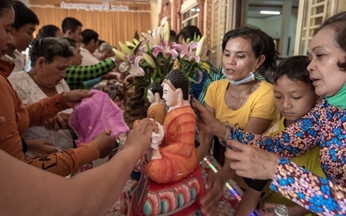 បងប្អូនជនជាតិខ្មែរនាំគ្នាទៅវត្តដើម្បីពូនភ្នំខ្សាច់ និងស្រង់ព្រះក្នុងឱកាសបុណ្យចូលឆ្នាំថ្មីប្រពៃណី បងប្អូនជនជាតិខ្មែរនាំគ្នាទៅវត្តដើម្បីពូនភ្នំខ្សាច់ និងស្រង់ព្រះក្នុងឱកាសបុណ្យចូលឆ្នាំថ្មីប្រពៃណី