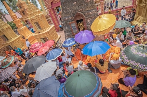 បងប្អូនជនជាតិខ្មែរនាំគ្នាទៅវត្តដើម្បីពូនភ្នំខ្សាច់ និងស្រង់ព្រះក្នុងឱកាសបុណ្យចូលឆ្នាំថ្មីប្រពៃណី បងប្អូនជនជាតិខ្មែរនាំគ្នាទៅវត្តដើម្បីពូនភ្នំខ្សាច់ និងស្រង់ព្រះក្នុងឱកាសបុណ្យចូលឆ្នាំថ្មីប្រពៃណី