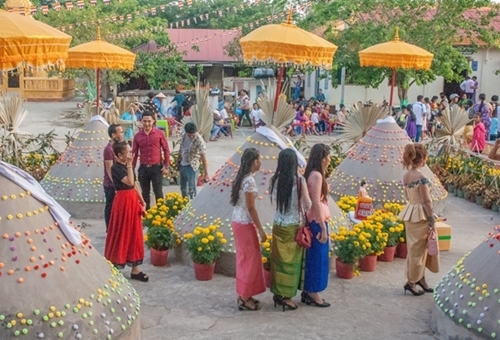 បងប្អូនជនជាតិខ្មែរនាំគ្នាទៅវត្តដើម្បីពូនភ្នំខ្សាច់ និងស្រង់ព្រះក្នុងឱកាសបុណ្យចូលឆ្នាំថ្មីប្រពៃណី បងប្អូនជនជាតិខ្មែរនាំគ្នាទៅវត្តដើម្បីពូនភ្នំខ្សាច់ និងស្រង់ព្រះក្នុងឱកាសបុណ្យចូលឆ្នាំថ្មីប្រពៃណី