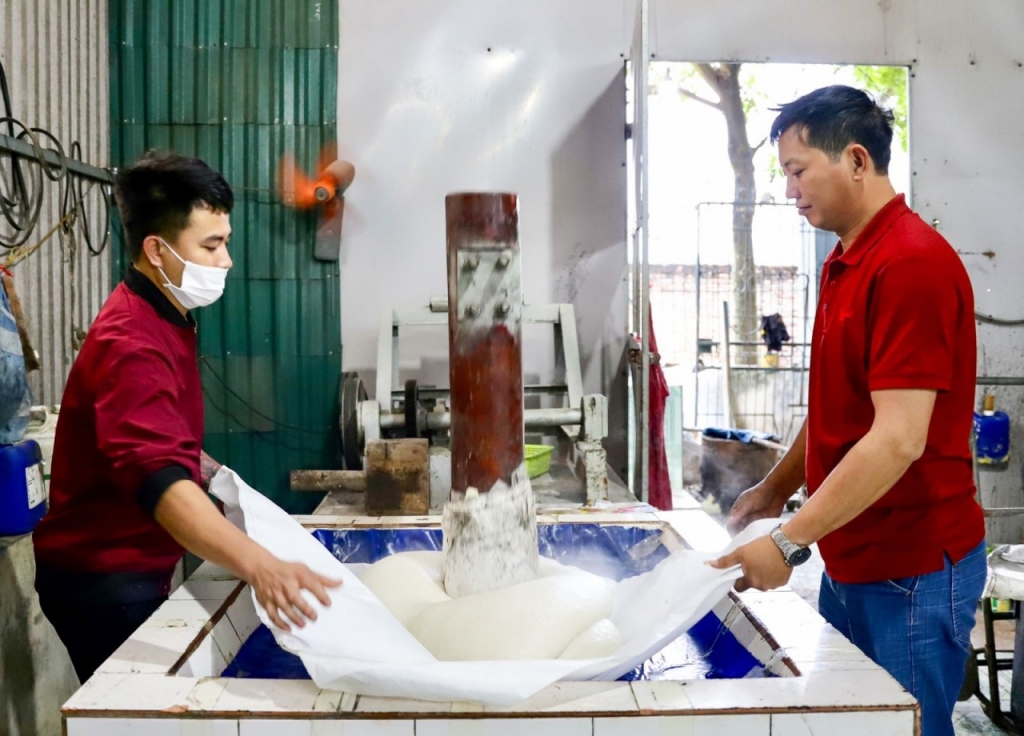 នំ giay បុកដោយដៃ ដែលត្រូវបានគេស្គាល់ថាជាផលិតផលពិសេសរបស់ខេត្ត Phu Tho