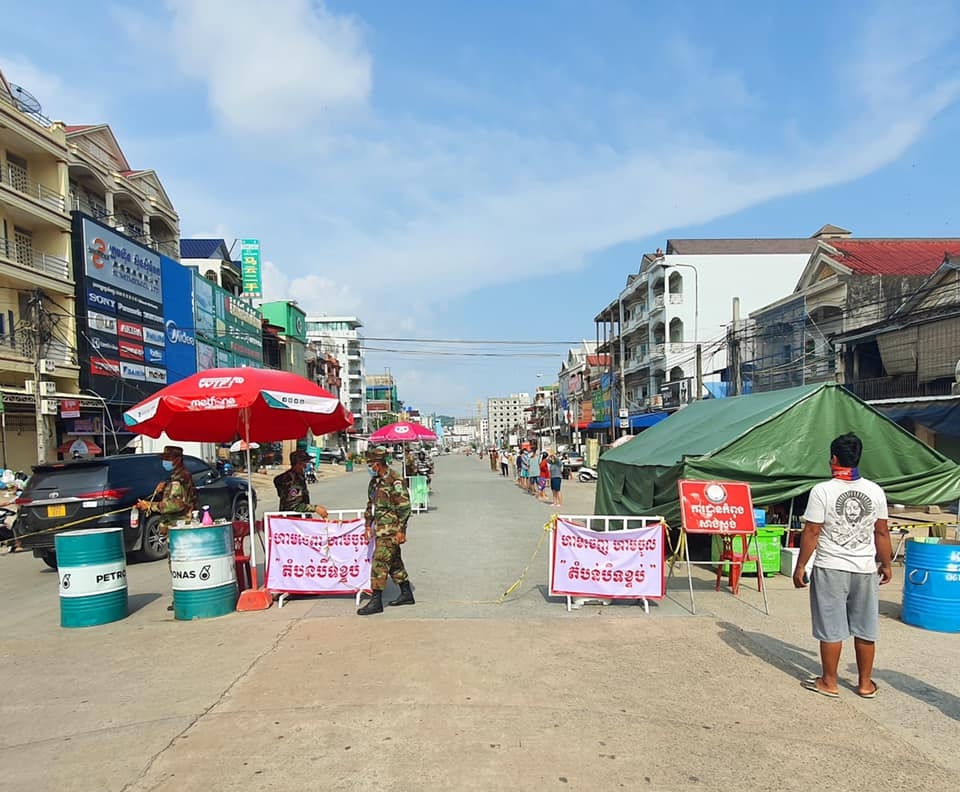 នាំយកអំណោយសង្គ្រោះប្រគល់ដល់ប្រជាជនរស់ក្នុងតំបន់ក្រហម