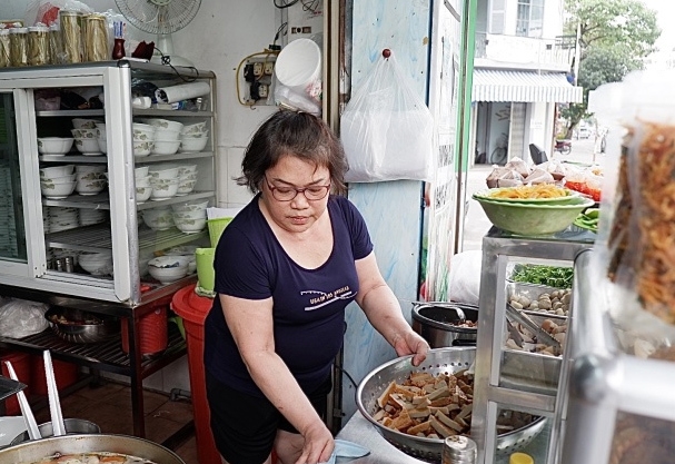 ហាងនំបញ្ចុកត្រី មានរយៈ ពេល ៤០ ឆ្នាំដែលទាក់ទាញអតិថិជន នៅទីក្រុង Nha Trang
