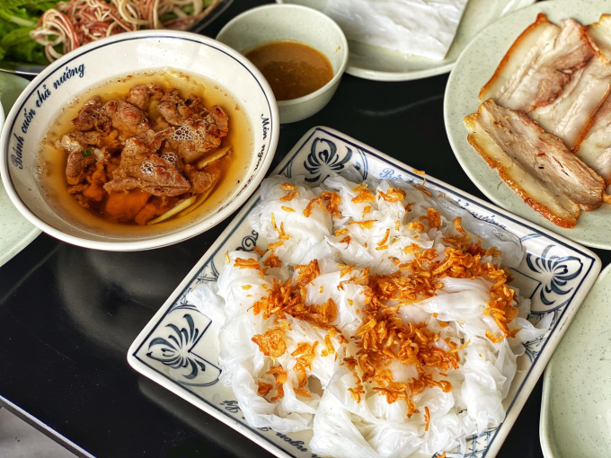 អាហារពេលព្រឹកនៅ Phu Ly ជាមួយនឹង banh da ត្រីក្រាញ់ និងគុយទាវកាត់