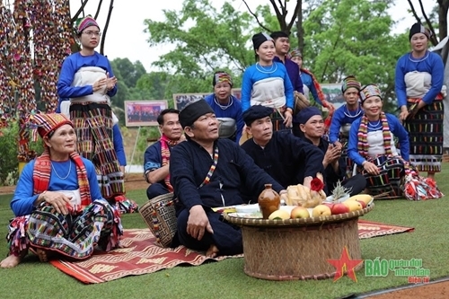 បុណ្យច្រៀងរាំទទួលអំណរក្រោមដើមកប្បាសរបស់ជនជាតិថៃនៅខេត្ដ Thanh Hoa