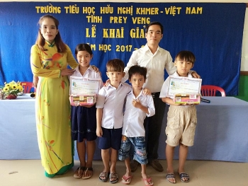 គ្រូបង្រៀនអក្សរវៀតណាមក្នុងទឹកដីអង្គរ