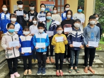 អង្គការSunflower Mission បានផ្តល់អាហារូបករណ៍ដល់សិស្សក្រីក្រចំនួន 143 នាក់នៅ Thua Thien Hue