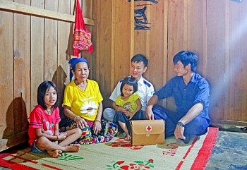 ខិតខំប្រឹងប្រែងអស់ពីកម្លាំងកាយចិត្តជួយដល់ប្រជាជននៅតាមតំបន់ព្រំដែន