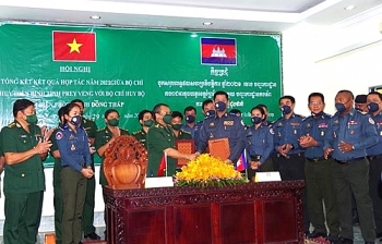កងទ័ពការពារព្រំដែនខេត្ត Dong Thap និងបញ្ជាការដ្ឋានកងរាជអាវុធហត្ថខេត្តព្រៃវែងសហការគ្នាក្នុងការការពារសន្តិសុខ និងសណ្ដាប់ធ្នាប់សង្គមនៅតាមតំបន់ព្រំដែន