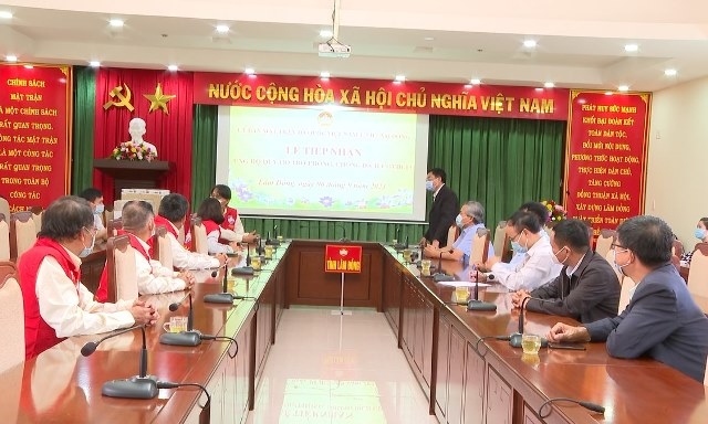 សមាគមពាណិជ្ជករតៃវ៉ាន់គាំទ្រសម្ភារៈពេទ្យនិងឧបករណ៍ពេទ្យជូនដល់ខេត្ត Lam Dong