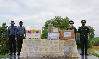 កងទ័ពការពារព្រំដែនខេត្ត Tay Ninh ទទួលអំណោយសម្រាប់ការប្រយុទ្ធប្រឆាំងនឹងជំងឺ Covid-19 ពីកម្លាំងកងរាជអាវុធហត្ថកម្ពុជា