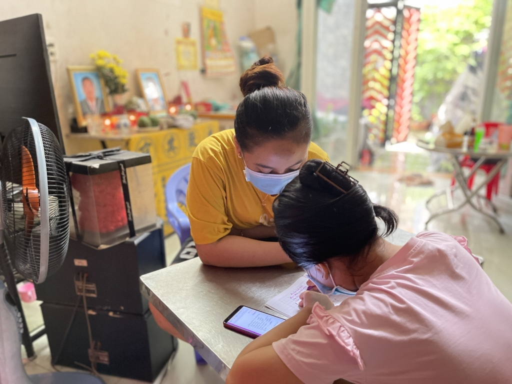 បំផុសកម្មវិធិ “ ATM ពោរពេញទៅដោយសេចក្តីស្រឡាញ់” ដើម្បីឧបត្ថម្ភកុមារកំព្រា ដោយសារជំងឺកូវីដ ១៩ នៅទីក្រុងហូជីមិញ