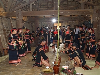 ការរៀបចំពិធីសែនឡើងផ្ទះរ៉ុងថ្មីរបស់ជនជាតិ Gia Rai