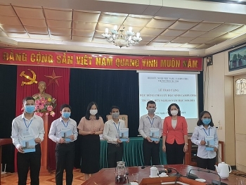 ពិធីផ្តល់អាហារូបករណ៍ចំនួន១០កញ្ចប់ដល់និស្សិតកម្ពុជា