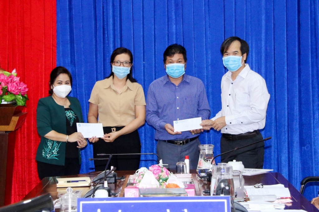 Dariu Foundation ផ្តល់អាហារូបករណ៍ដល់និស្សិតទីក្រុង Can Tho ដែលរងផលប៉ះពាល់ពីការរីករាលដាលនៃជំងឺកូវីដ ១៩