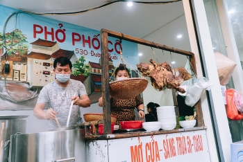 រដ្ឋធានី Ha Noi នៅថ្ងៃដំបូងនៃ“ ស្ថានភាពធម្មតាតាមបែបគន្លងថ្មី”៖ ហាងនិងភោជនីយដ្ឋានអ៊ូអរ ឡានក្រុងមិនសូវមានភ្ញៀវ