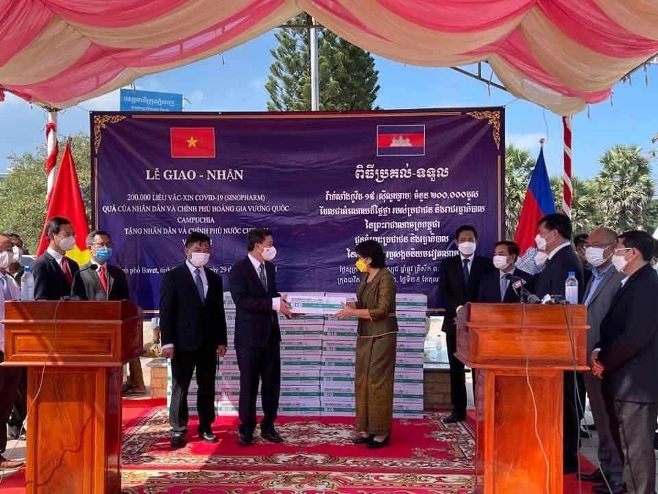 ពិធីប្រគល់វ៉ាក់សាំងចំនួន ២០ ម៉ឺនដែលជាអំណោយរបស់រាជរដ្ឋាភិបាលកម្ពុជា ពិធីប្រគល់វ៉ាក់សាំងចំនួន ២០ ម៉ឺនដែលជាអំណោយរបស់រាជរដ្ឋាភិបាលកម្ពុជា