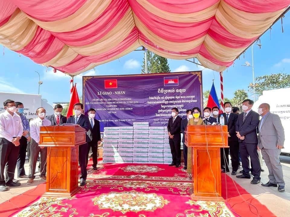 ពិធីប្រគល់វ៉ាក់សាំងចំនួន ២០ ម៉ឺនដែលជាអំណោយរបស់រាជរដ្ឋាភិបាលកម្ពុជា ពិធីប្រគល់វ៉ាក់សាំងចំនួន ២០ ម៉ឺនដែលជាអំណោយរបស់រាជរដ្ឋាភិបាលកម្ពុជា