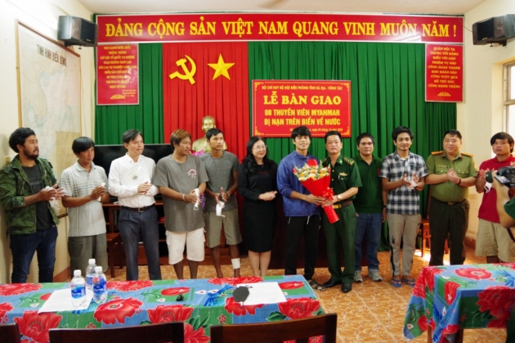 ខេត្ត Ba Ria - Vung Tau៖  ពិធីប្រគល់អ្នកនេសាទមីយ៉ាន់ម៉ាចំនួន ៨ នាក់ដែលរងគ្រោះថ្នាក់នៅលើសមុទ្រ