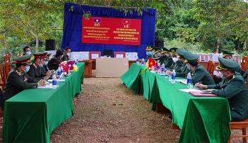 ពិធីប្រគល់ឧបករណ៍ សម្ភារៈបរិក្ខាពេទ្យដែលមានតំលៃ ៤០០ លានដុង ជូនដល់កងកម្លាំងការពារព្រំដែនឡាវ
